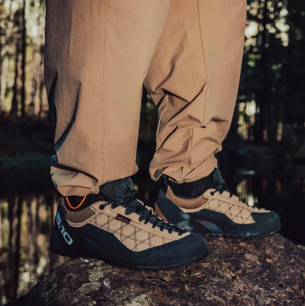 Scarpe da avvicinamento adidas Guidetennie Pro Gore-Tex Cardbo Ftwwht Cblack